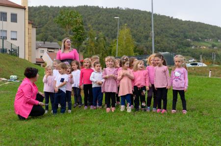 2023_10_20 Zasaditev rožnatega drevesa pri vrtcu Semič_Foto_Uroš Novina_002